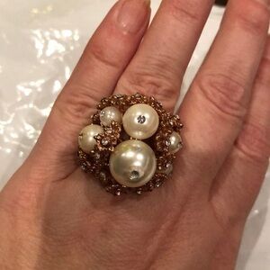 Oversized statement pearl ring with gold flowers and 6 pearls